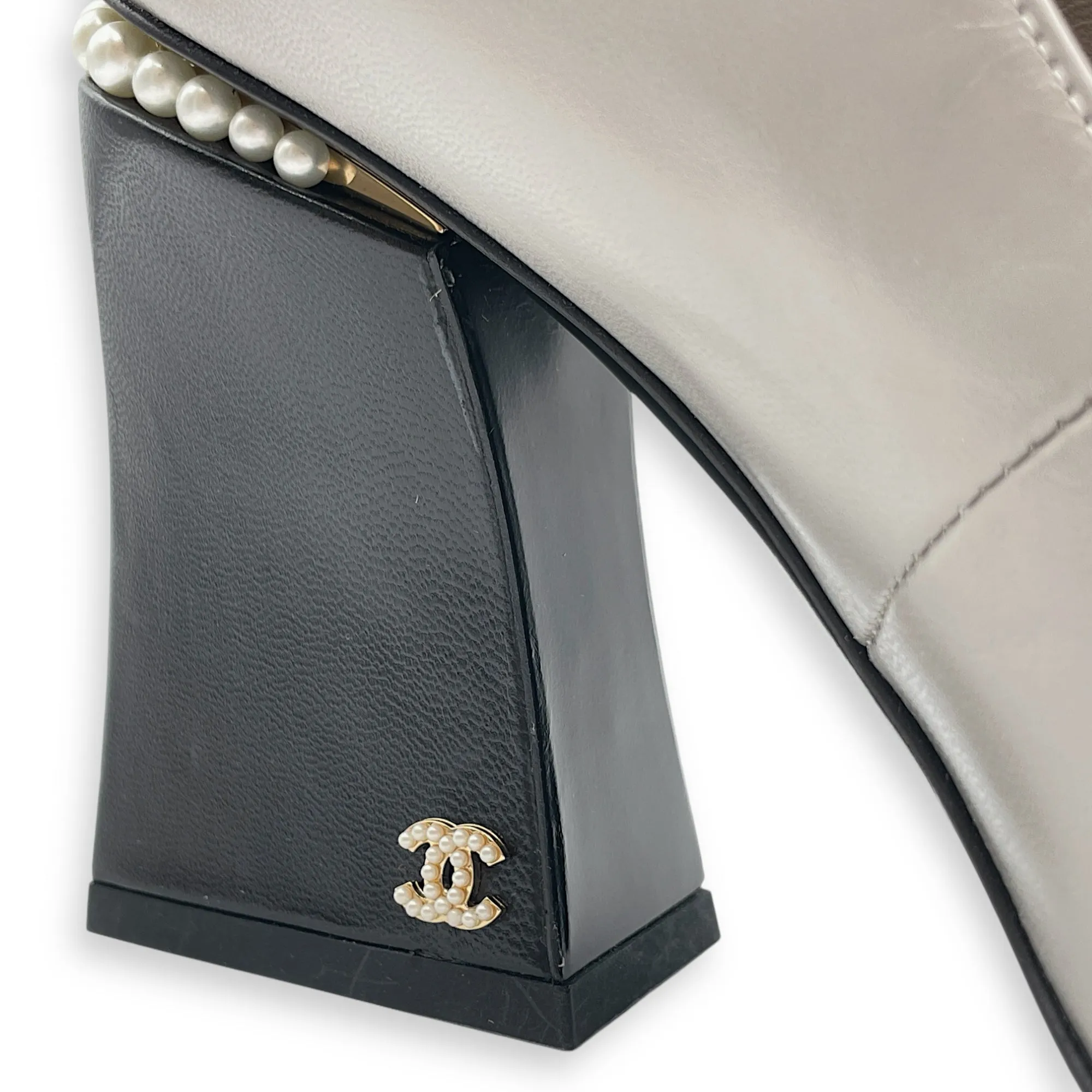 22A Runway Pearl Embellished Mary Jane Pumps 38.5C Multi-colour Shoes in Lambskin, Gold hardware