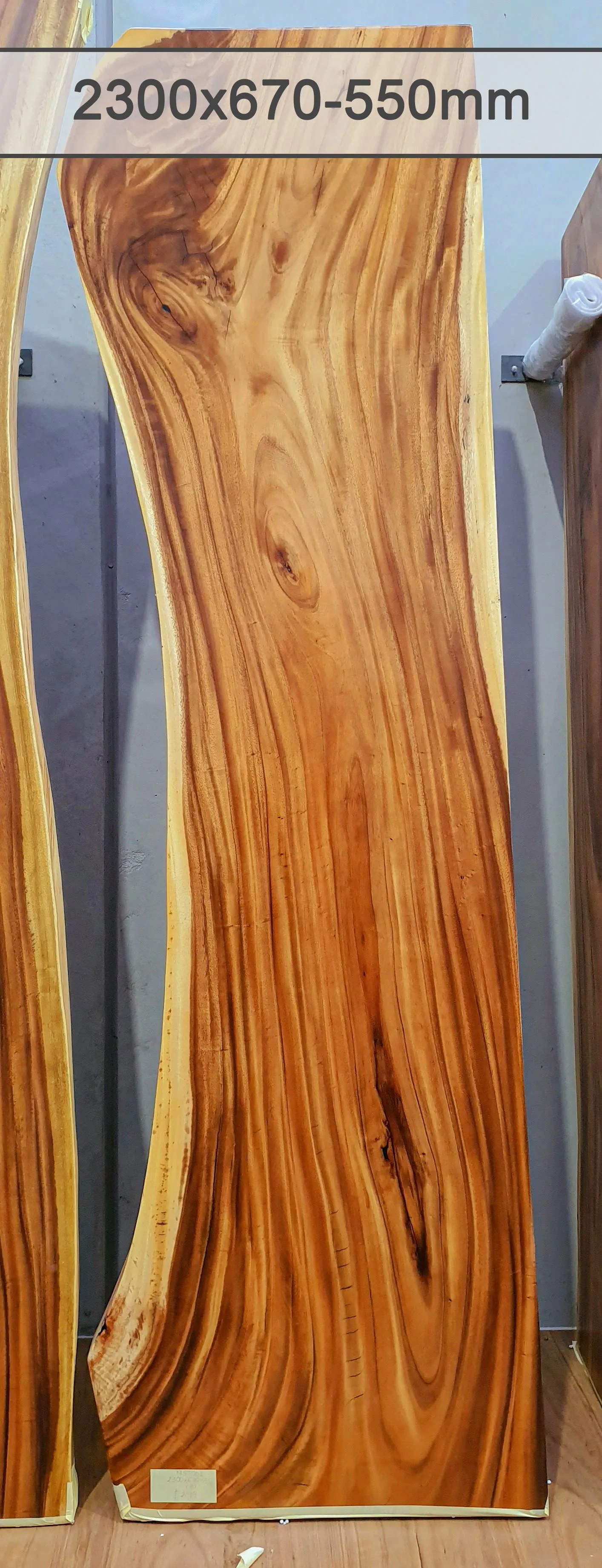 LAD025 - Exquisite Live-edge Table
