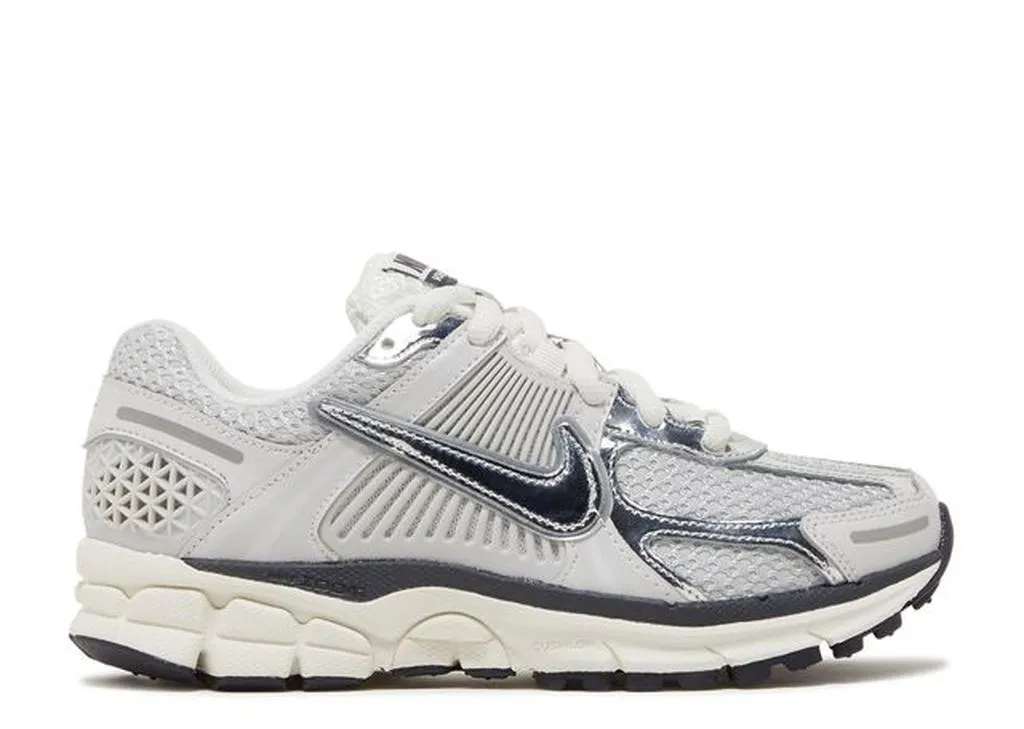 NIKE WMNS AIR ZOOM VOMERO 5 'PHOTON DUST METALLIC SILVER' - FD0884-025