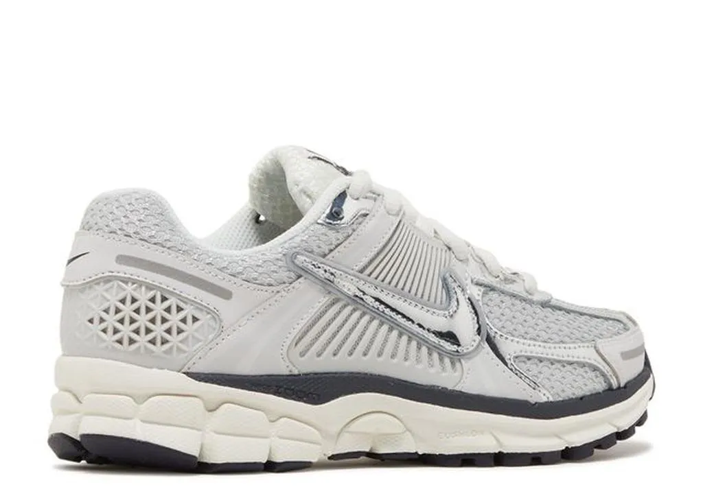 NIKE WMNS AIR ZOOM VOMERO 5 'PHOTON DUST METALLIC SILVER' - FD0884-025