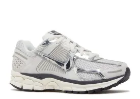 NIKE WMNS AIR ZOOM VOMERO 5 'PHOTON DUST METALLIC SILVER' - FD0884-025