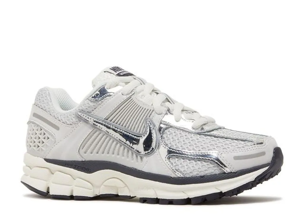 NIKE WMNS AIR ZOOM VOMERO 5 'PHOTON DUST METALLIC SILVER' - FD0884-025